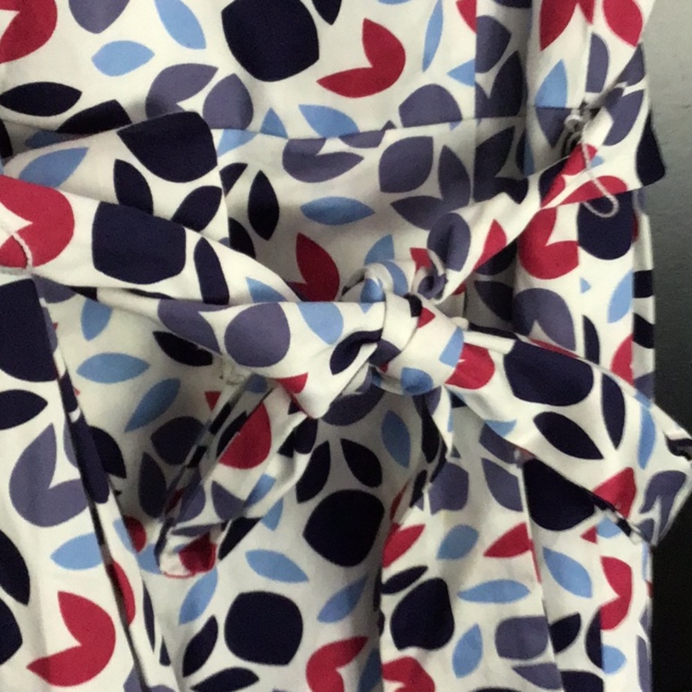 Anne Klein dress.  Sleeveless. Zippered back.  Side pockets, self tie belt. - Picture 2 of 4